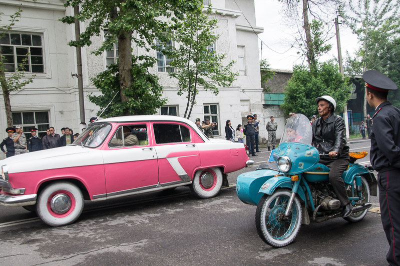 9 mei, bevrijdingsdag in Osh met de mooiste oldtimers