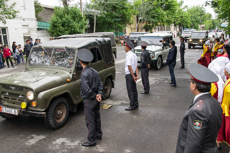 9 mei, bevrijdingsdag in Osh met een militaire parade