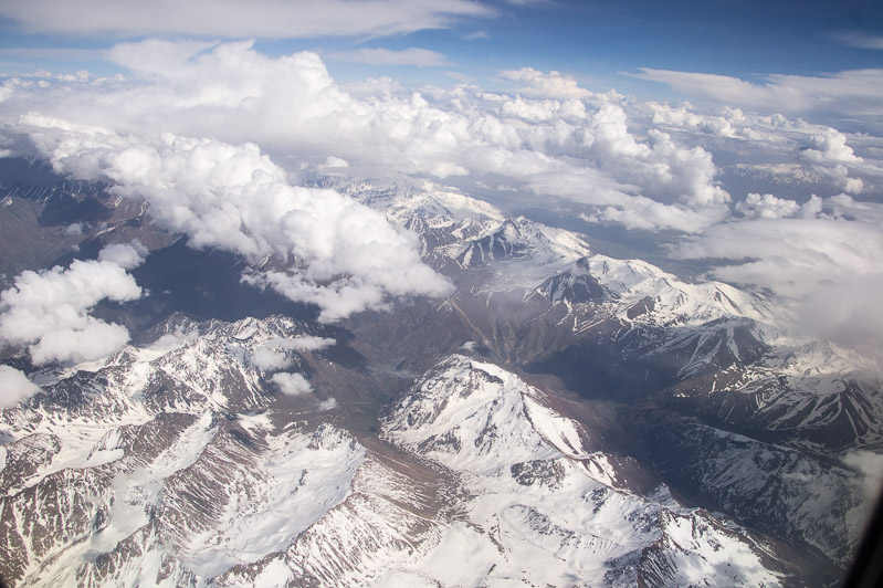 de binnenlandse vlucht van Bishkek naar het zuidelijk gelegen Osh