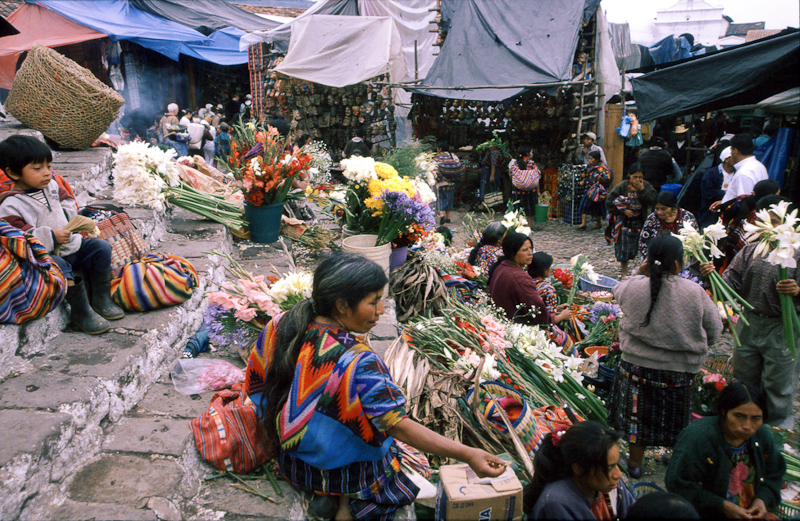 35  Chichicastenango bloemenverkoop op de kerktrap