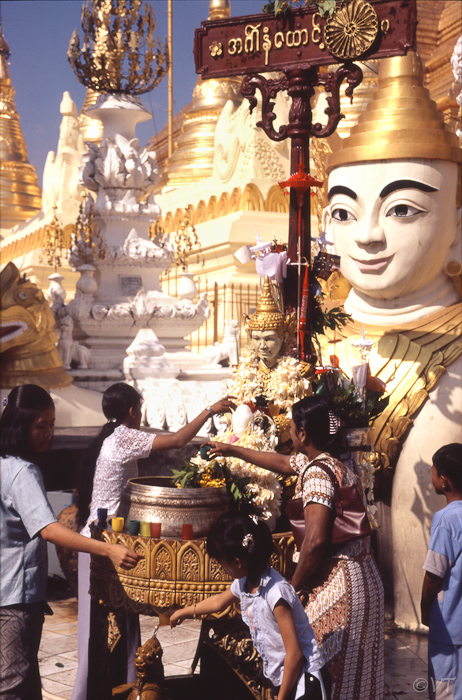 02-Yangon, offeren in de Schwedagonpagoda