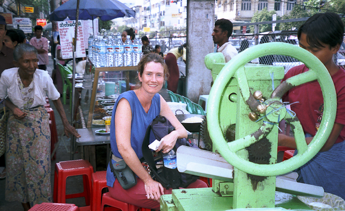 04-Yangon, Ingrid bij sugar cane pers