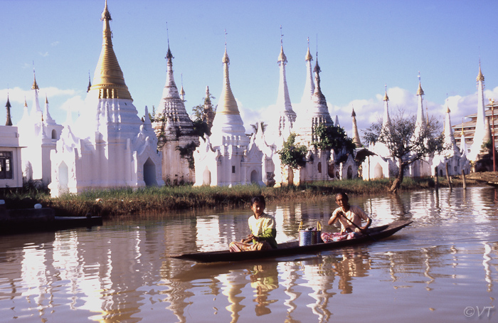 11-Inle lake, vrouwenboot en stupaas