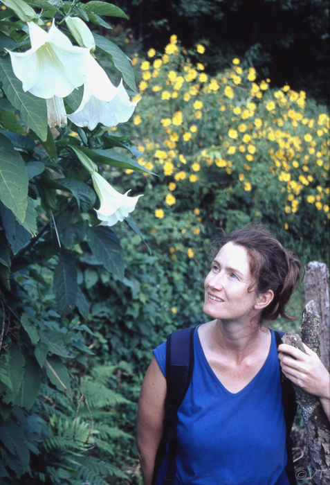 26-Ingrid bij zeer giftige bloemen