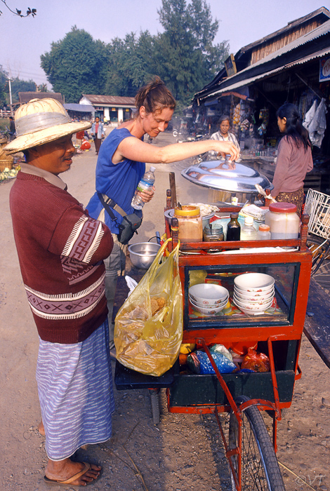 31-Ingrid bij marktkar in Hsipaw