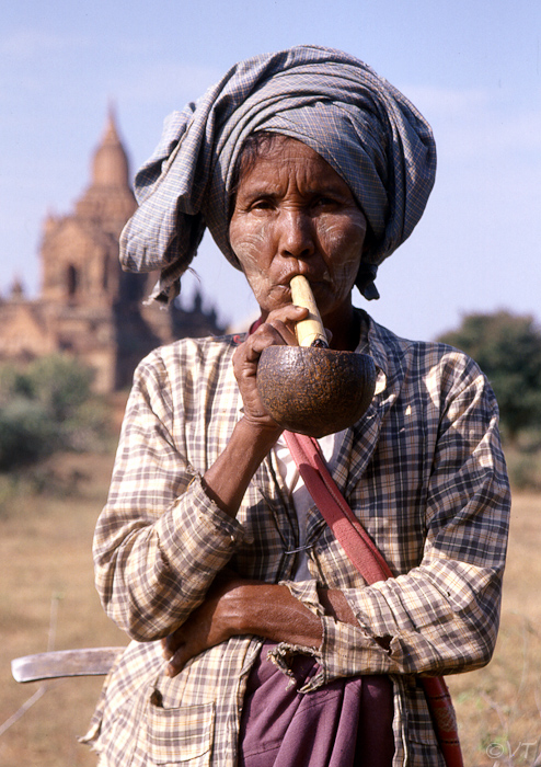 52-Bagan, rokende vrouw