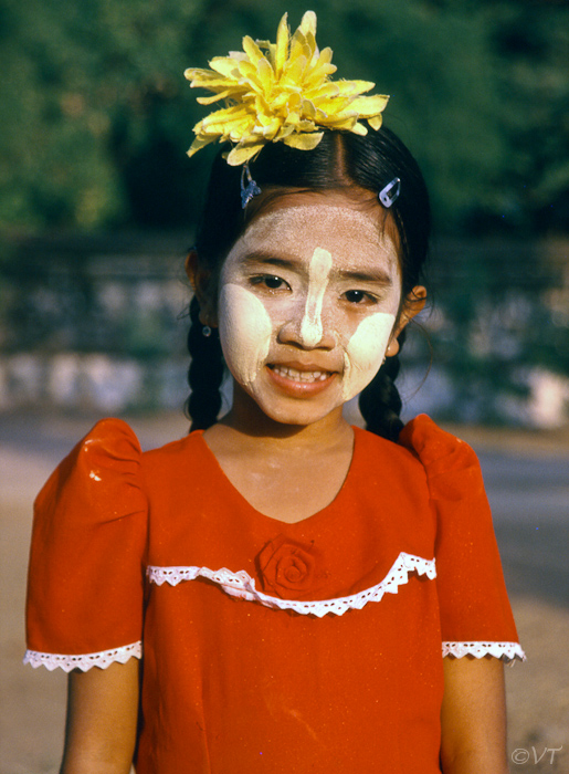 56-Thanakha-girl