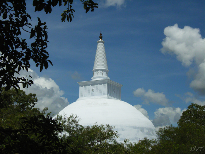 22 Ruvanvelisaya dagoba (stupa) bij Anaradhapura